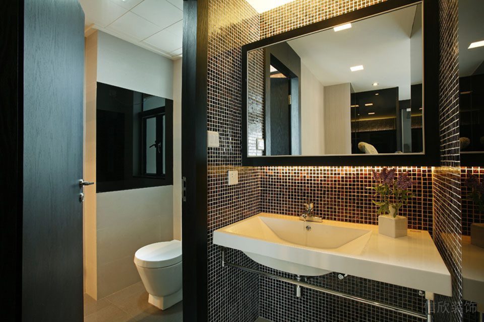 衛(wèi)生間白色洗手臺紫色馬賽克墻面