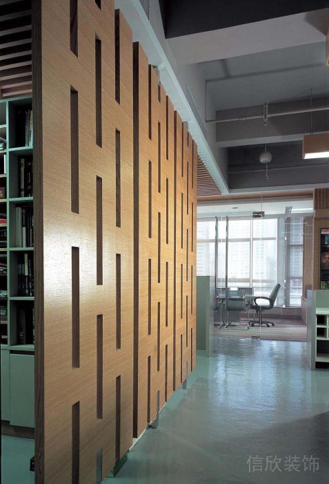辦公室過(guò)道木雕隔斷墻裝修圖