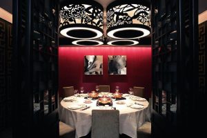 餐飲裝修_深色木制中式屏風(fēng)隔斷