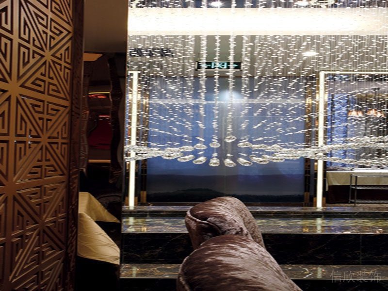 餐廳裝修金色屏風(fēng)隔斷