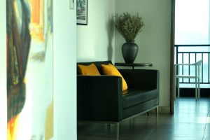 深圳南山中式辦公室裝修_黑色皮藝沙發(fā)