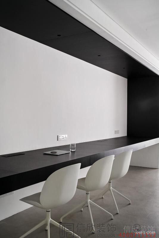 環(huán)形墻體黑白色調(diào)簡(jiǎn)約工作辦公區(qū)域裝修圖