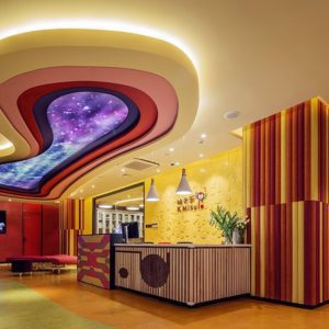 弧形藝術(shù)吊頂天花彩虹復(fù)古兒童興趣班大廳裝修效果圖