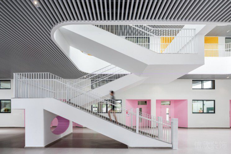 Z字形折疊樓梯白色簡約學(xué)校裝修