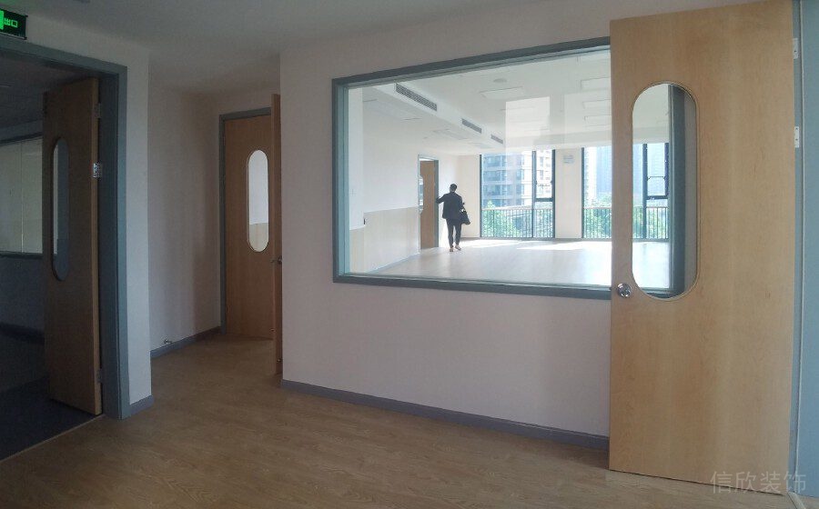 玻璃隔斷教室等待區(qū)域裝修木質(zhì)板材