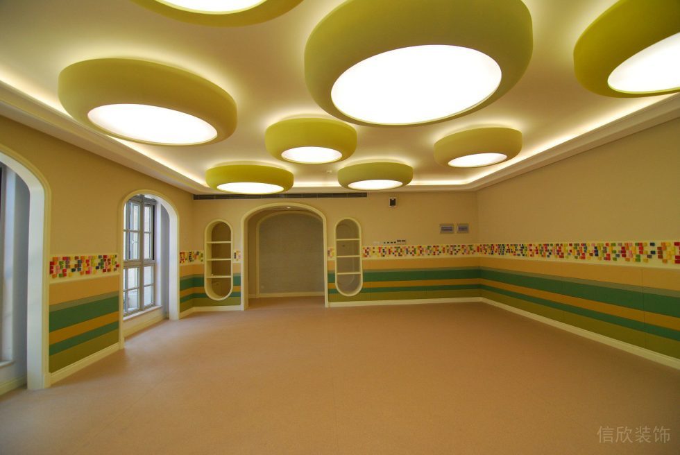 環(huán)形半墻設(shè)計天花凸起圓形吸頂燈