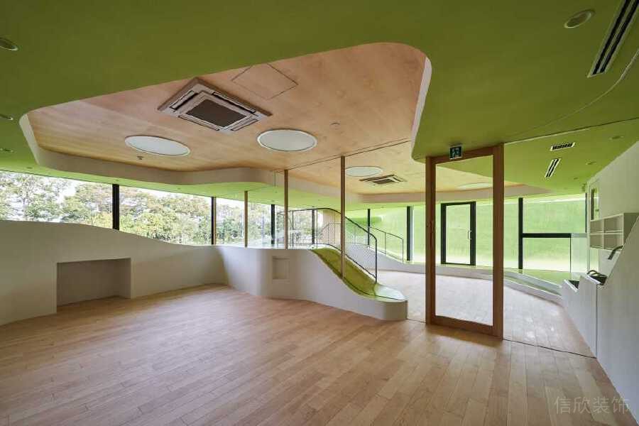 蝙蝠創(chuàng)意木材抬高天花裝修設(shè)計多功能教室