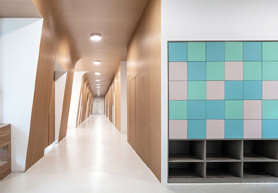 交界處裝修設(shè)計(jì)原木設(shè)計(jì)和馬賽克墻柜