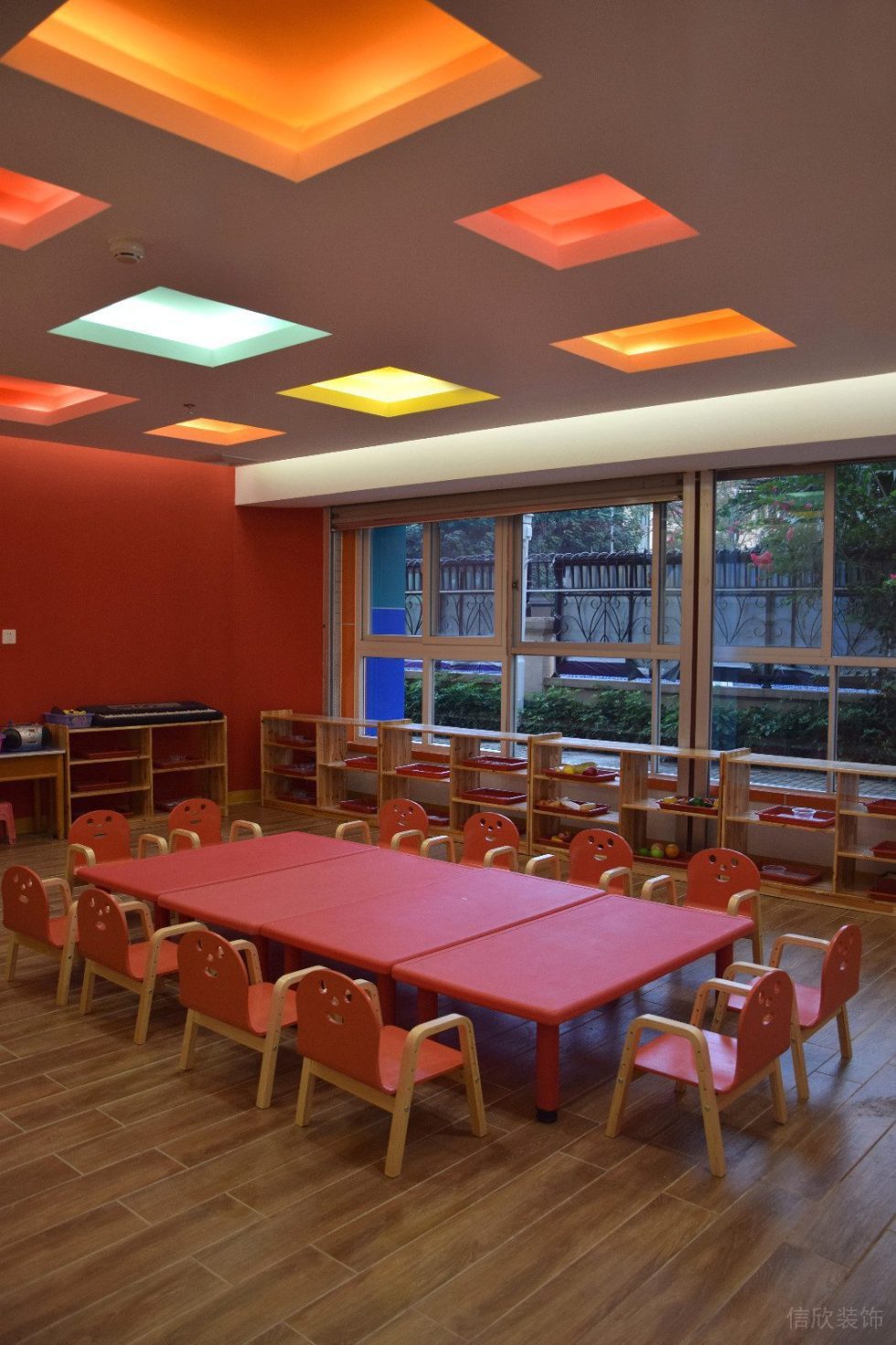 方形鏤空天花內(nèi)嵌燈飾紅色創(chuàng)意教室裝修圖