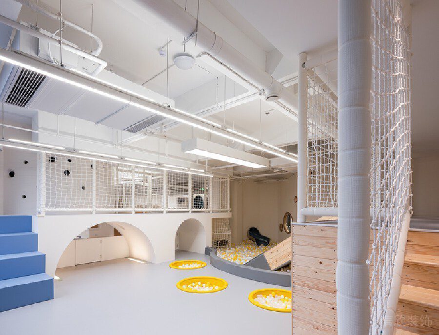 工業(yè)風天花板兒童游樂區(qū)