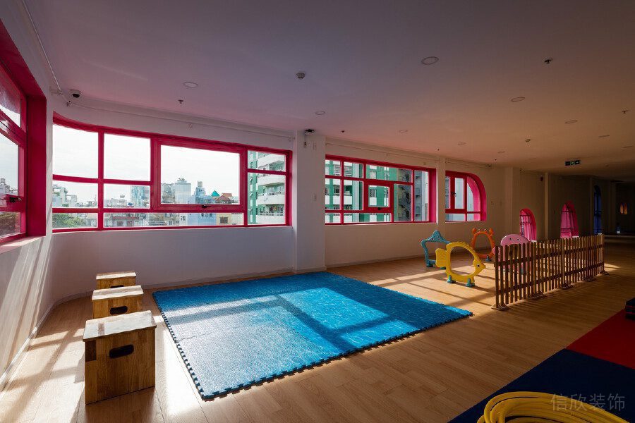 原木桌椅地板兒童游樂場(chǎng)裝修