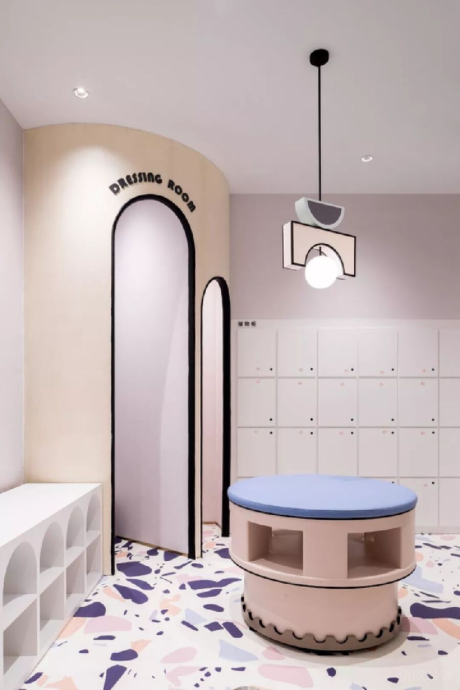 更衣室奶油色系收納柜機構(gòu)設計