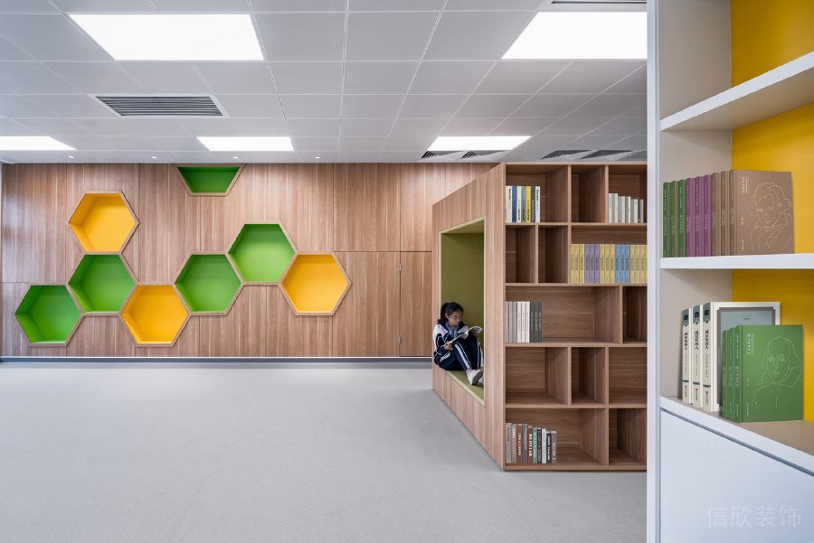 幾何造型內(nèi)嵌收納柜木質(zhì)閱讀室