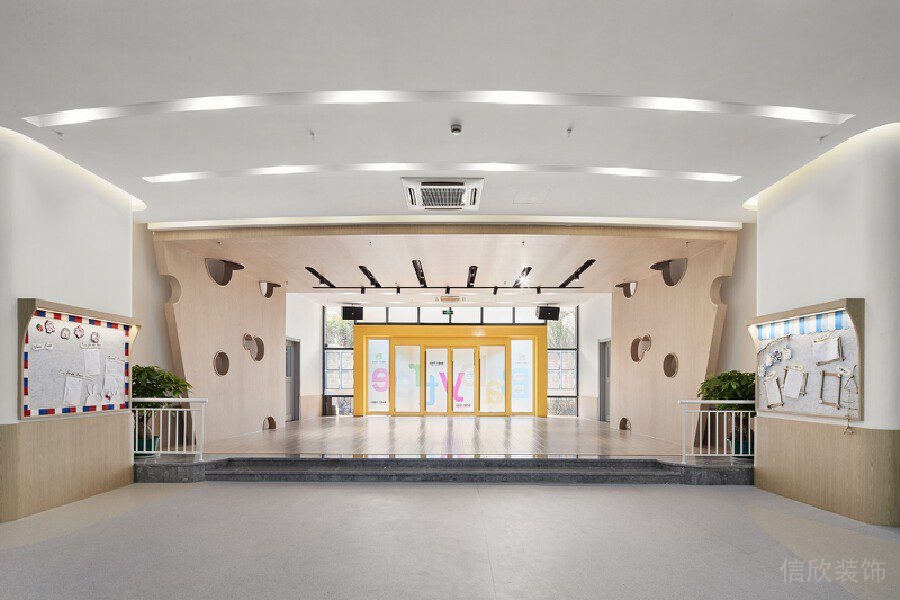 鏤空環(huán)形墻體天花裝修設計木質教室