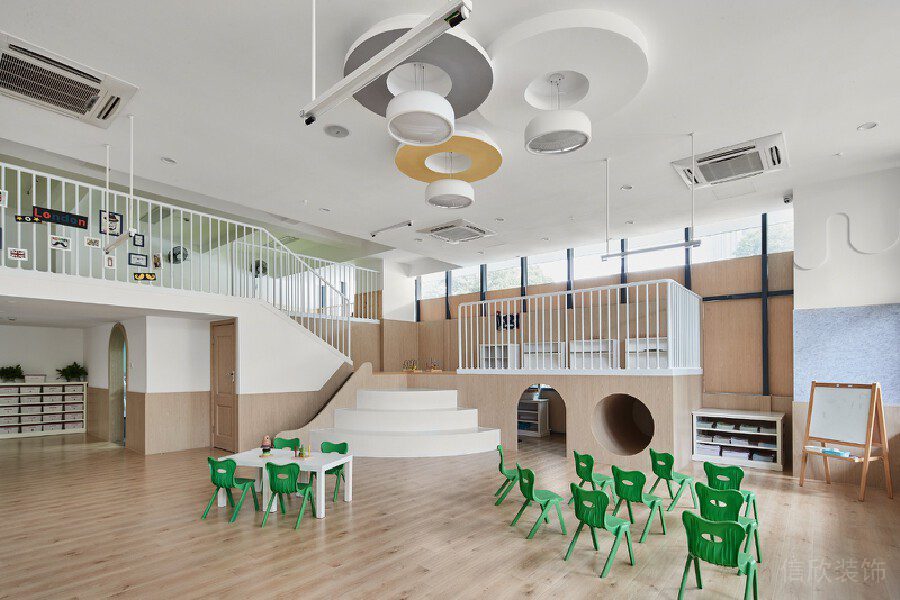 原木風裝修設計機構多功能教室創(chuàng)意弧形天花吊頂