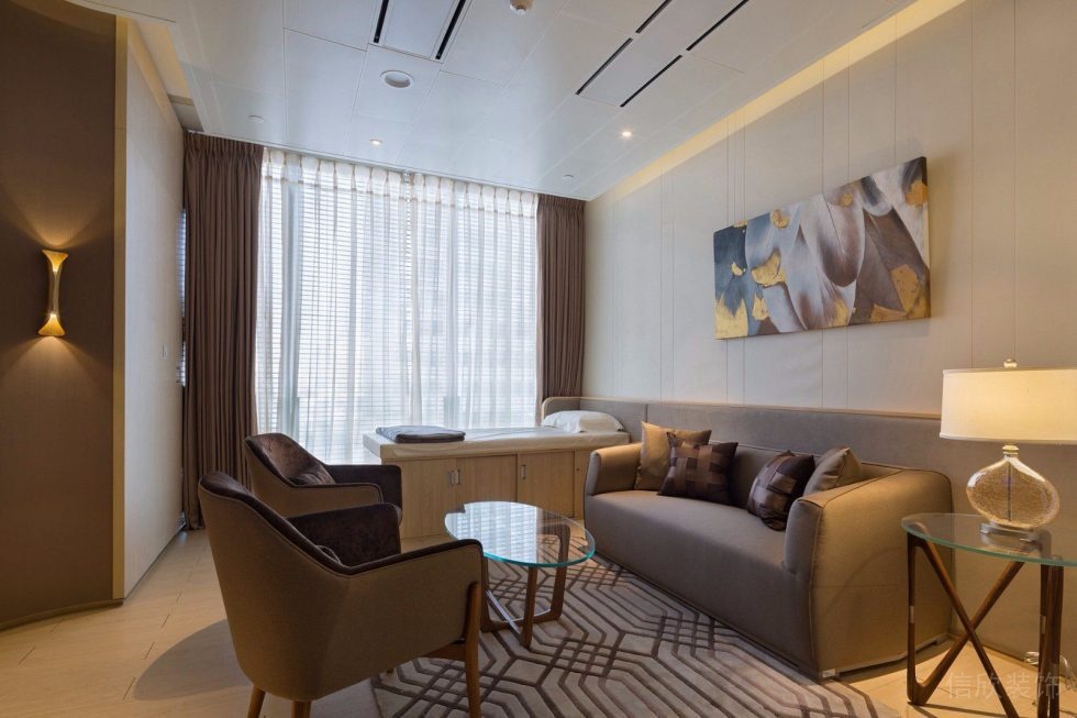 會(huì)客區(qū)深灰色皮革沙發(fā)商務(wù)風(fēng)辦公室裝修設(shè)計(jì)