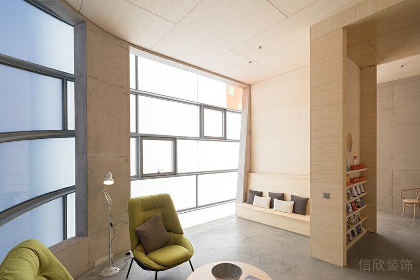 弧線現(xiàn)代設計木制過道墻體天花一體裝修效果圖