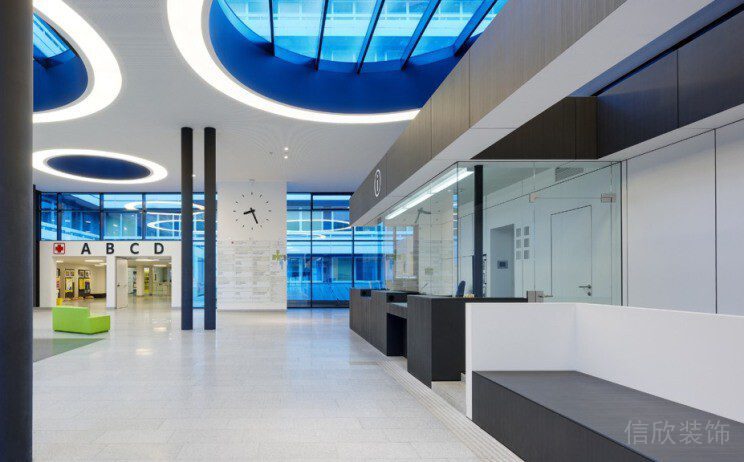 藍色天花透光玻璃辦公室裝修設(shè)計
