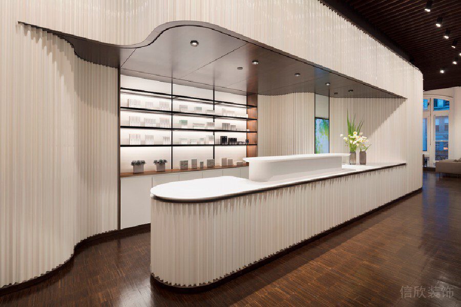 條紋墻體瓦楞板條紋設計現(xiàn)代純白辦公室裝修設計