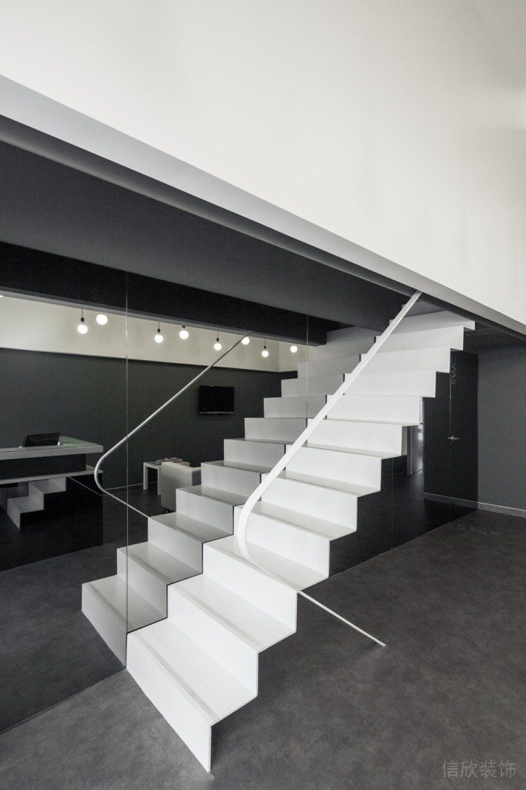 黑白色調(diào)無(wú)底白色樓梯裝修辦公室
