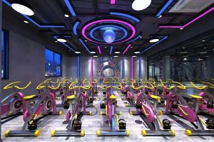 動感單車粉藍(lán)撞色木質(zhì)設(shè)計健身房