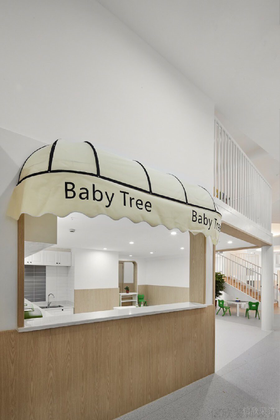 母嬰室茶水間辦公室木制半墻創(chuàng)意簡約設(shè)計效果