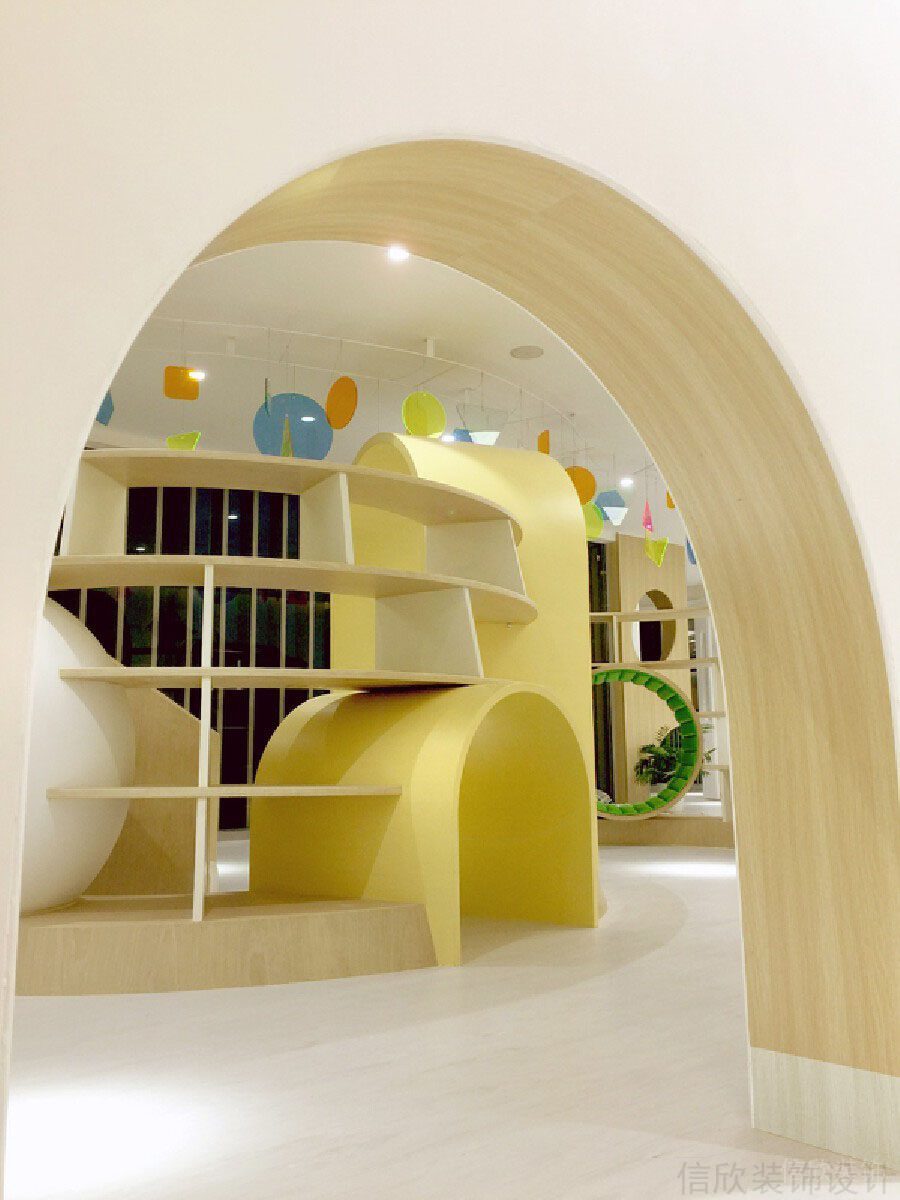 拱形木質過道兒童培訓機構娛樂區(qū)木柜創(chuàng)意效果