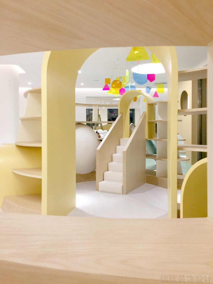 奶油系環(huán)形中央娛樂培訓機構木質休息區(qū)