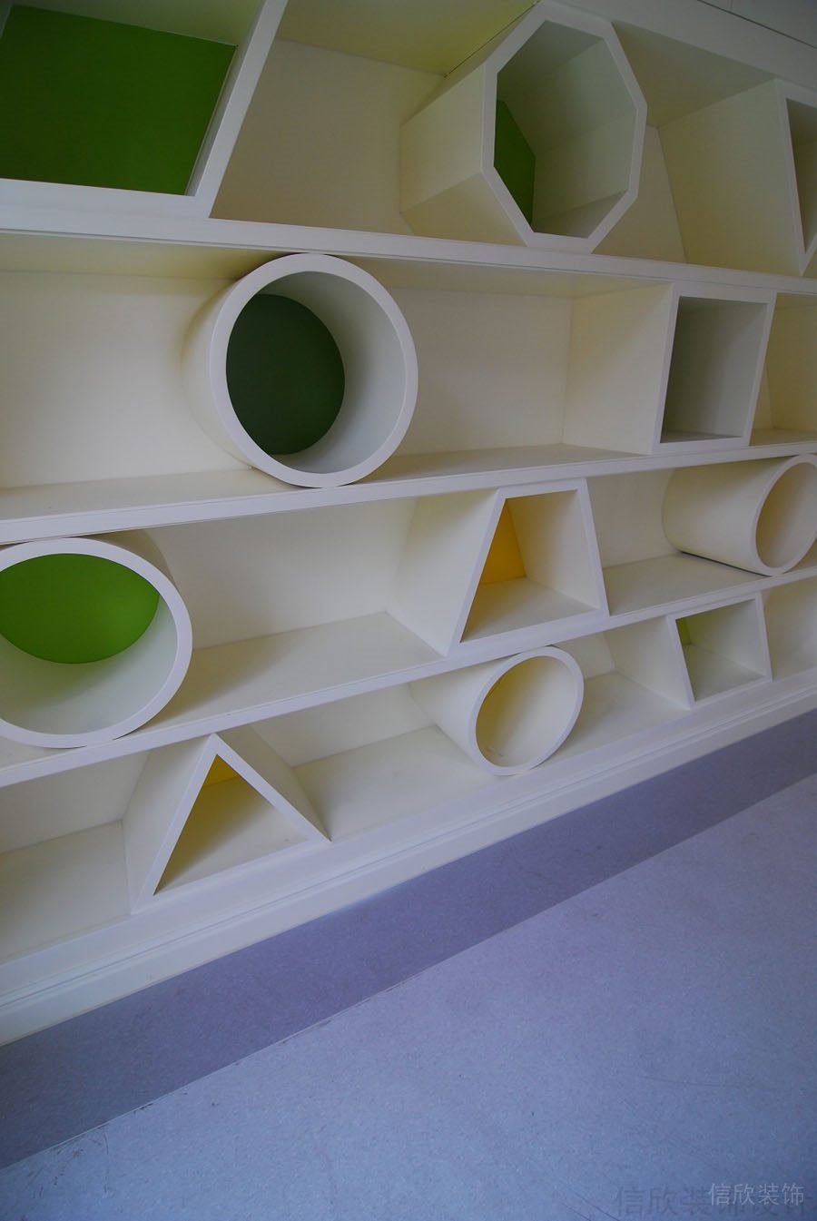 幾何創(chuàng)意造型墻體收納柜設(shè)計(jì)純白簡(jiǎn)約效果圖