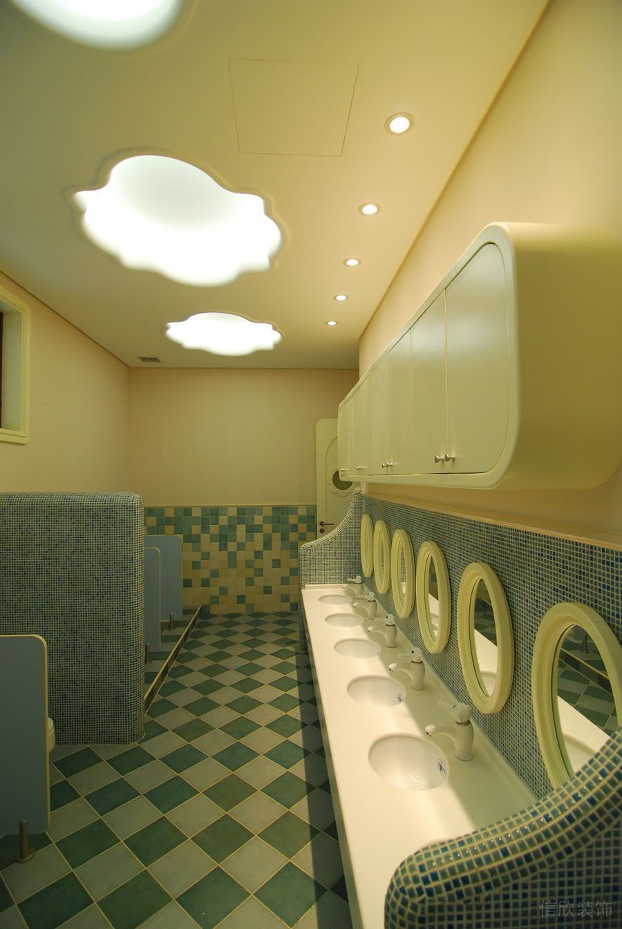 瓷磚鋪貼兒童友好衛(wèi)生間天花創(chuàng)意效果圖