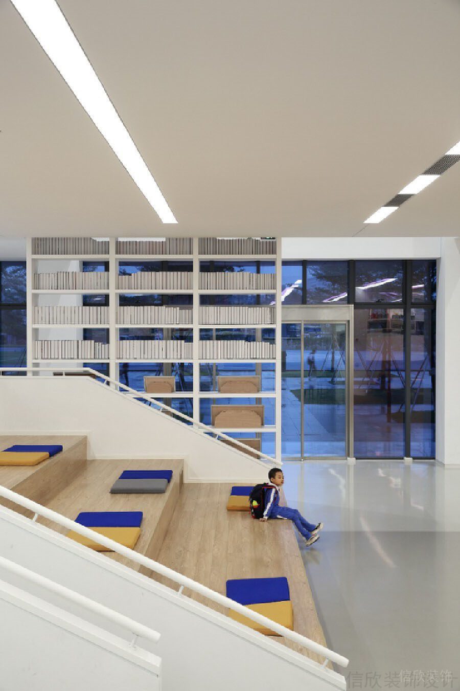 樓梯木質(zhì)閱讀區(qū)學(xué)校圖書(shū)館裝修