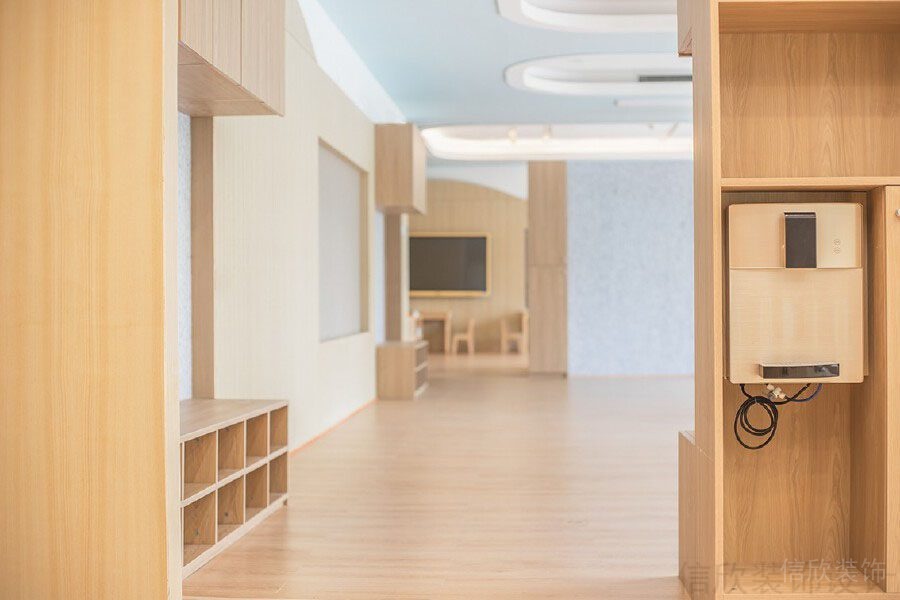 原木風(fēng)茶水間過道創(chuàng)意設(shè)計機構(gòu)裝修