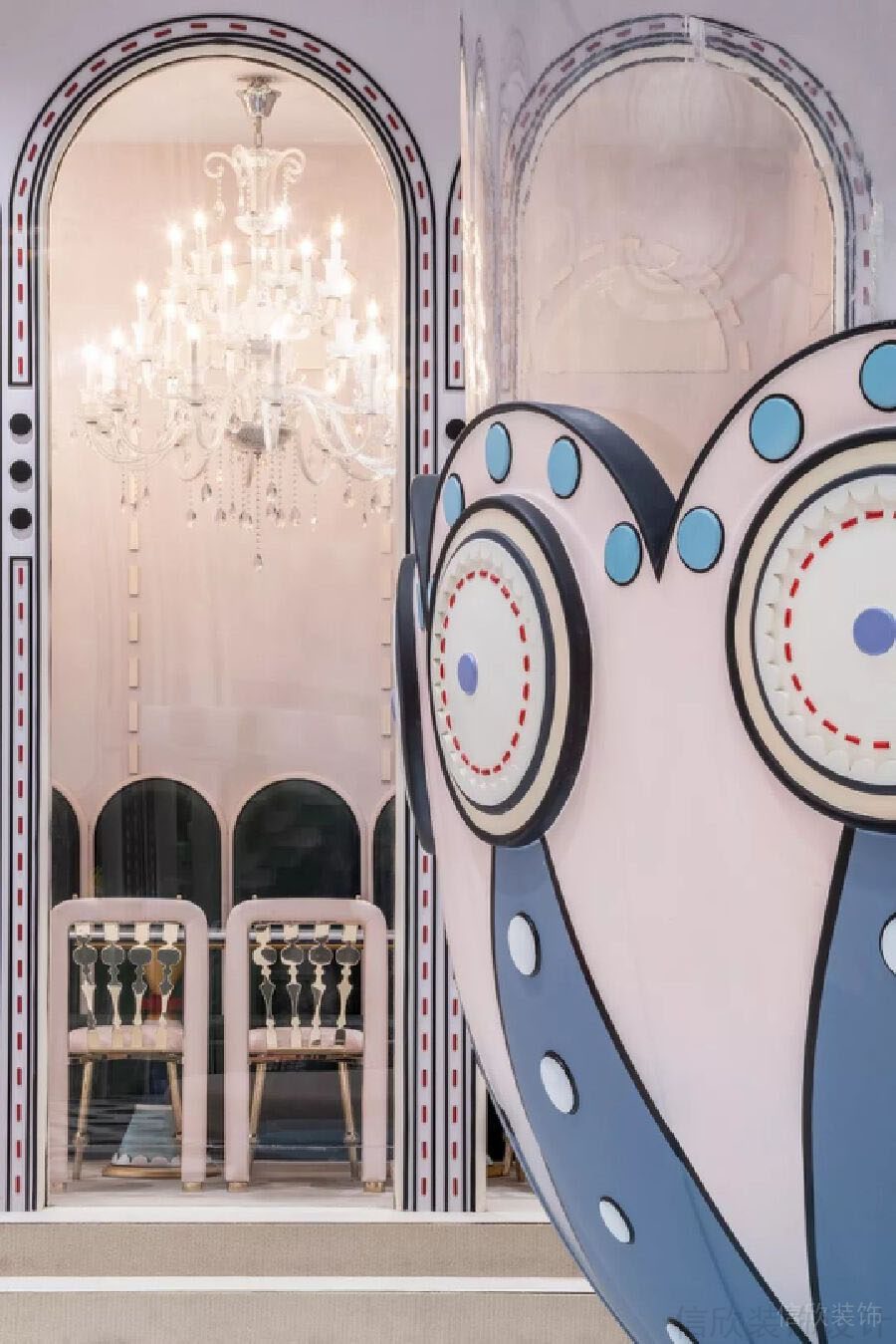 紫色墻體鏤空設(shè)計(jì)門(mén)框設(shè)計(jì)波點(diǎn)創(chuàng)意效果