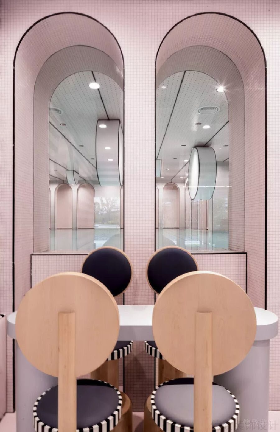 對(duì)稱(chēng)式公共休息區(qū)域健身房游泳池裝修效果圖