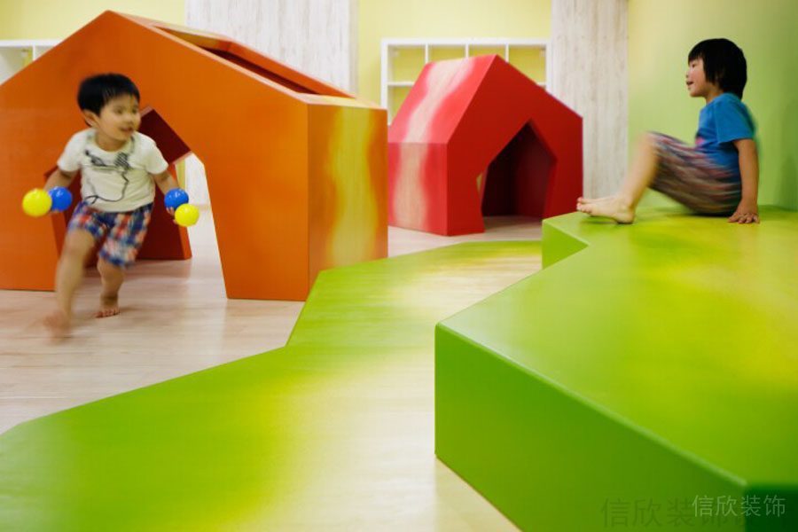 彩色躲避屋木質機構娛樂區(qū)裝修設計