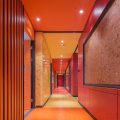紅色過(guò)道直線(xiàn)設(shè)計(jì)軟布機(jī)構(gòu)裝修