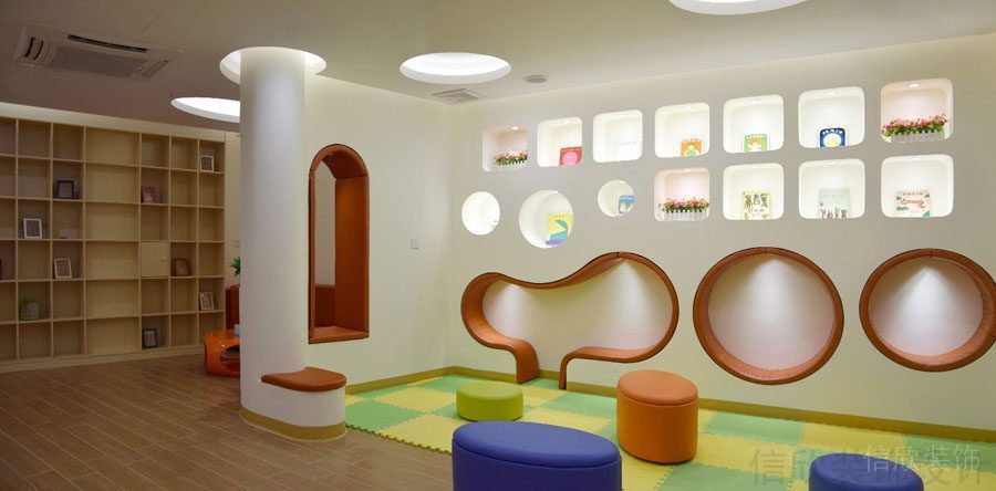 鏤空墻體內(nèi)嵌設(shè)計(jì)木質(zhì)墻柜效果