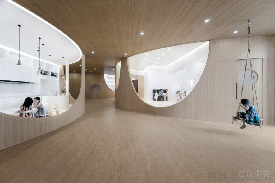 原木風(fēng)過(guò)道設(shè)計(jì)秋千天花吊頂兒童娛樂(lè)區(qū)