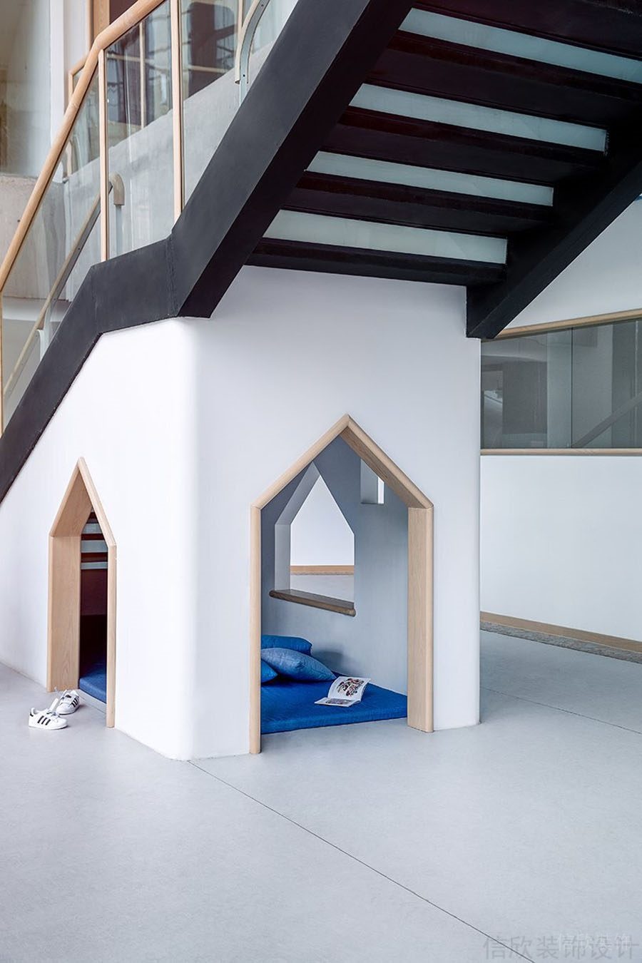 樓梯下空間裝修設(shè)計(jì)黑白色調(diào)辦公室效果