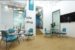 墻體設(shè)計(jì)英文彩繪公共休息區(qū)語言培訓(xùn)機(jī)構(gòu)裝修原木風(fēng)