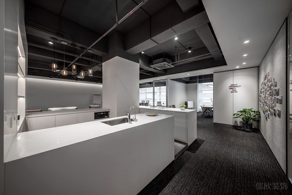 工業(yè)風茶水間黑白色調(diào)辦公室簡約設(shè)計