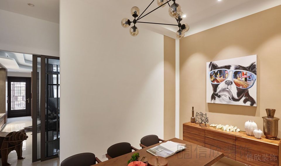 木質(zhì)裝修效果圖天花水晶吊頂就餐區(qū)木柜裝修