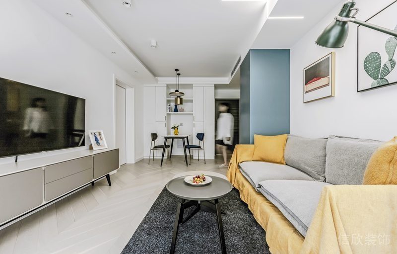 客廳裝修效果圖北歐風(fēng)黃色沙發(fā)木質(zhì)地板裝修設(shè)計