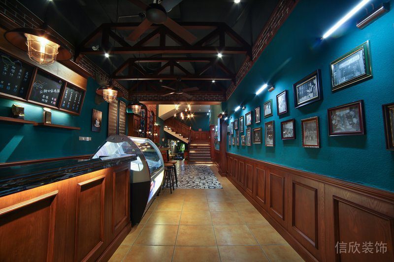 復(fù)古小酒館裝修直線行過道木質(zhì)天花復(fù)古設(shè)計石膏線裝修