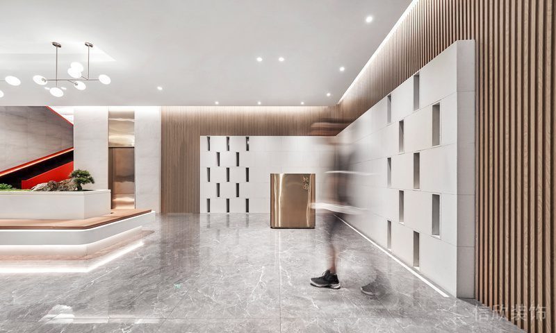 辦公室裝修效果圖簡(jiǎn)約風(fēng)原木風(fēng)墻體條紋鏤空隔斷大理石過(guò)道裝修