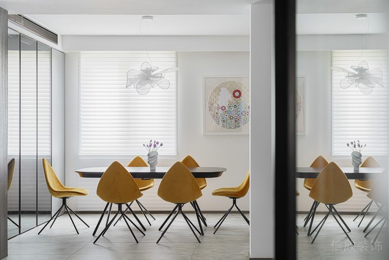 會議室黃色就餐區(qū)裝修效果圖鏡面玻璃墻體內(nèi)置墻柜創(chuàng)意效果全屋定制