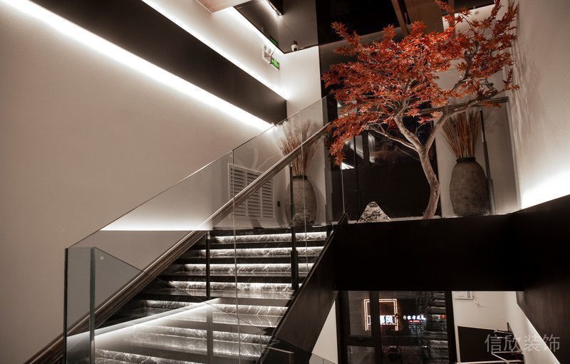 中式風(fēng)玻璃墻體隔斷階梯餐廳裝修現(xiàn)代效果圖黑白色調(diào)大理石燈飾設(shè)計(jì)圖