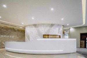 辦公室現(xiàn)代輕奢風(fēng)白色弧形前臺(tái)效果圖