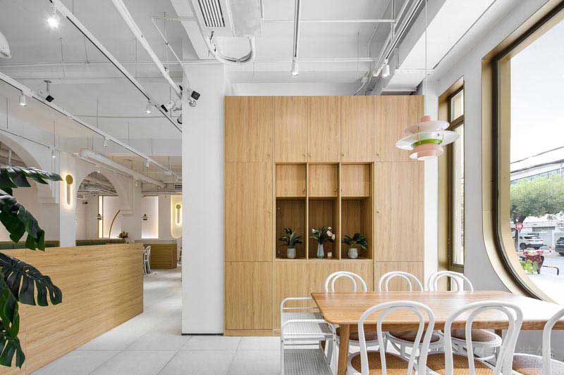 北歐原木風(fēng)餐飲空間展示儲(chǔ)物柜