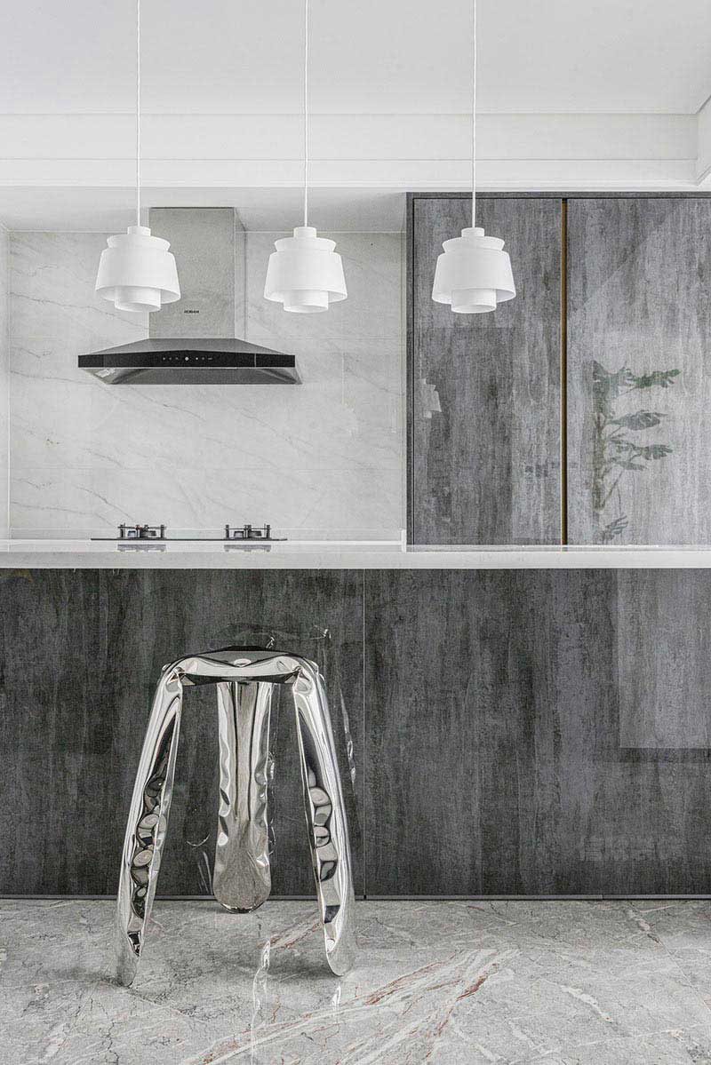 灰白色的開(kāi)放式廚房設(shè)計(jì)方案